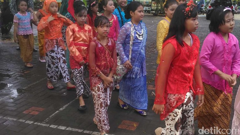 Rayakan Hari Kartini, Siswa SD di Yogyakarta Kirab Gunungan Rayakan Hari Kartini, Siswa SD di Yogyakarta Kirab Gunungan