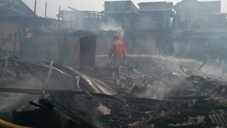Kebakaran di Penjaringan, 13 Mobil Damkar Diterjunkan Kebakaran di Penjaringan, 13 Mobil Damkar Diterjunkan