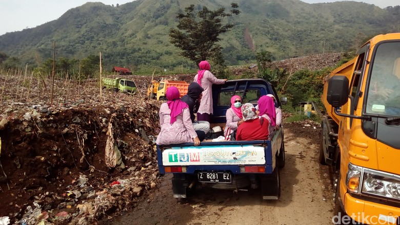 Hari Kartini, Istri Pengusaha di Garut Blusukan ke Tempat Sampah Hari Kartini, Istri Pengusaha di Garut Blusukan ke Tempat Sampah