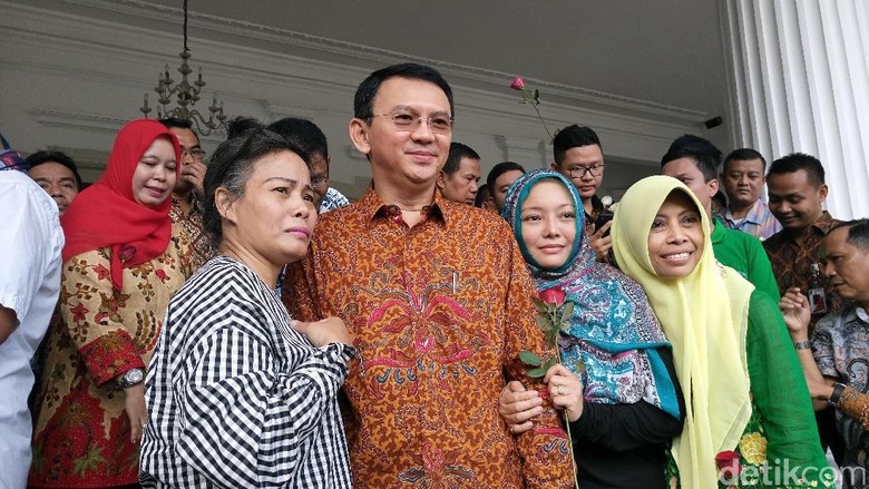 Bunga dan Tangis Warga Sambut Ahok di Balai Kota Bunga dan Tangis Warga Sambut Ahok di Balai Kota