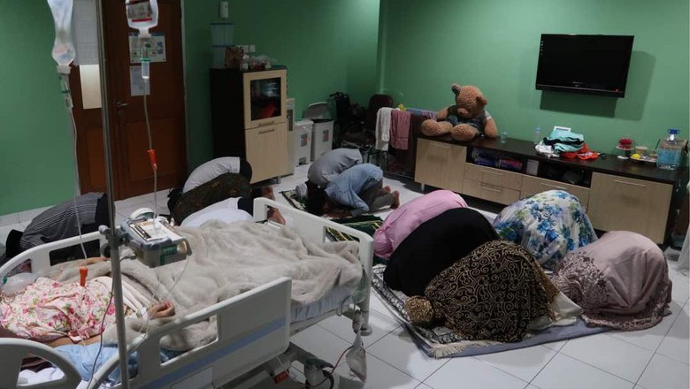 Begini Suasana Keluarga Gelar Pengajian di Kamar Julia Perez Begini Suasana Keluarga Gelar Pengajian di Kamar Julia Perez