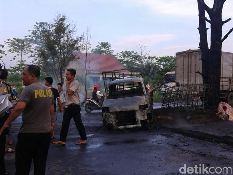 Mobil Terbakar setelah Tabrak Trotoar di Palembang, Sopir Tewas Mobil Terbakar setelah Tabrak Trotoar di Palembang, Sopir Tewas