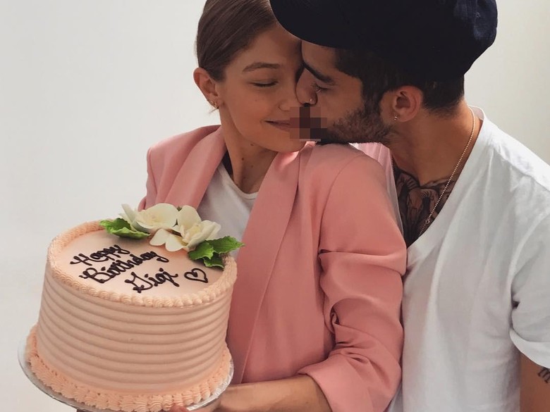 Zayn Malik Rayakan Ultah ke-22 Gigi Hadid dengan Ciuman Mesra Zayn Malik Rayakan Ultah ke-22 Gigi Hadid dengan Ciuman Mesra