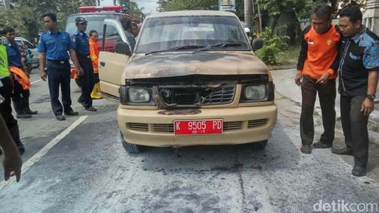 Mobil Pelat Merah Milik Kwarcab Rembang Terbakar Mobil Pelat Merah Milik Kwarcab Rembang Terbakar