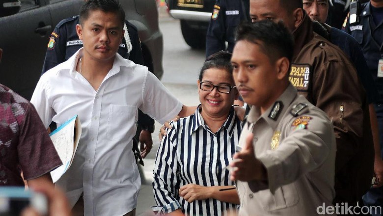 KPK Tahan Miryam Haryani KPK Tahan Miryam Haryani