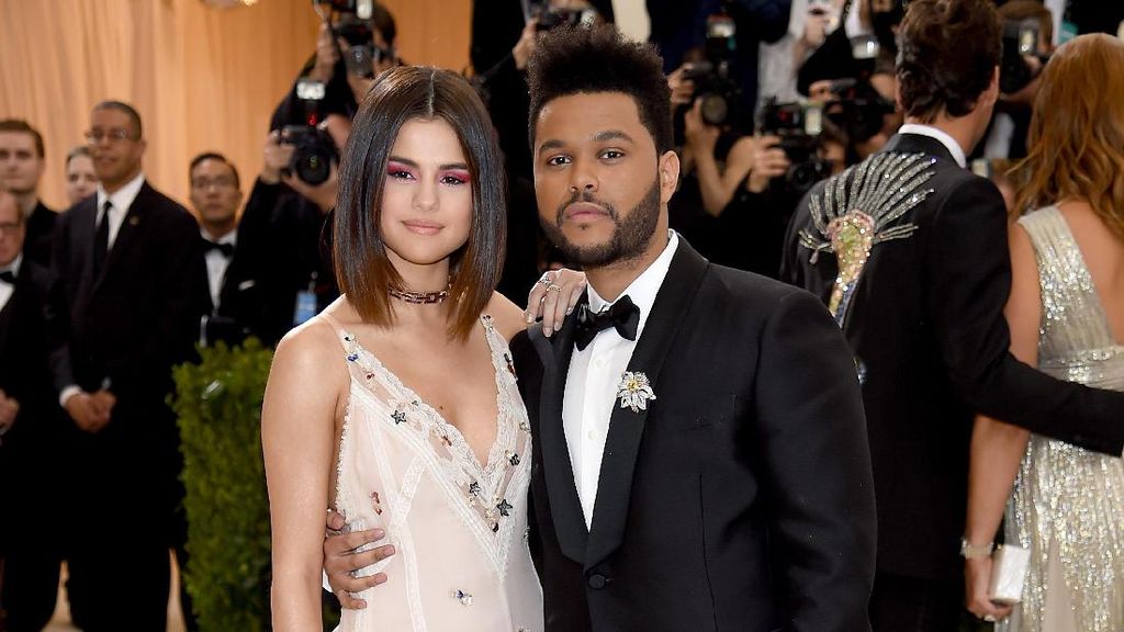 Punya Tinggi Hampir Sama, Selena Gomez Sering Pinjam Baju The Weeknd Punya Tinggi Hampir Sama, Selena Gomez Sering Pinjam Baju The Weeknd