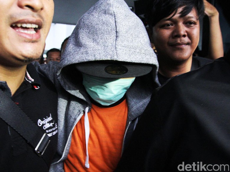 Tangis Iwa K karena Menyesal Terjerat Narkoba Tangis Iwa K karena Menyesal Terjerat Narkoba