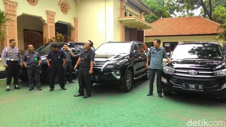 Pengadilan Surabaya Dapat Tiga Unit Mobil Baru Pengadilan Surabaya Dapat Tiga Unit Mobil Baru