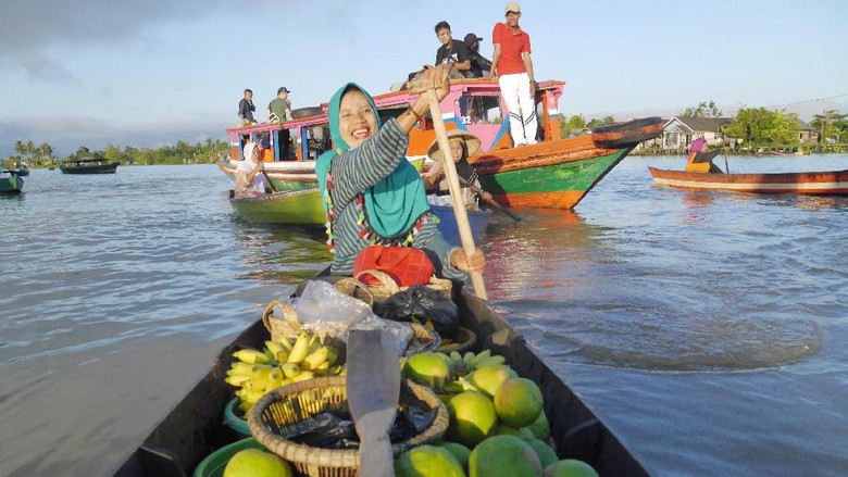 Suasana di pasar terapung Lok baintan (Kurnia/detikTravel) Suasana di pasar terapung Lok baintan (Kurnia/detikTravel)
