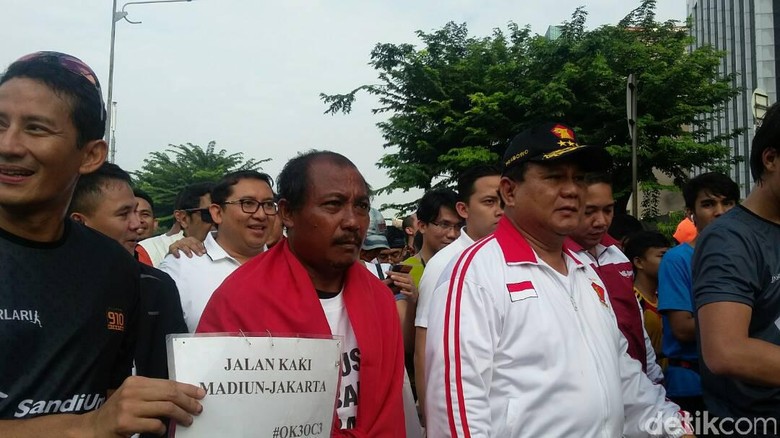 Eko Jalan Kaki dari Madiun Demi Anies, Prabowo: Luar Biasa Eko Jalan Kaki dari Madiun Demi Anies, Prabowo: Luar Biasa