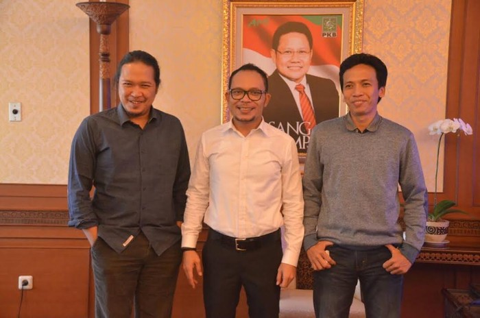 Menteri Ketenagakerjaan Hanif Dhakiri (tengah) bersama Noe. Foto: Kemnaker Menteri Ketenagakerjaan Hanif Dhakiri (tengah) bersama Noe. Foto: Kemnaker
