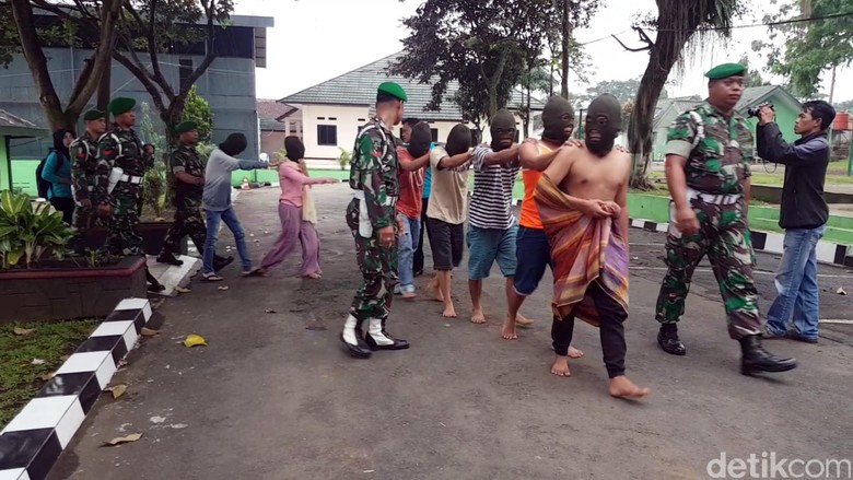 TNI Bekuk Komplotan Penipu Undian Berhadiah di Sukabumi TNI Bekuk Komplotan Penipu Undian Berhadiah di Sukabumi
