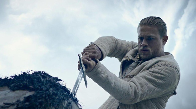 Charlie Hunnam Sempat Ingin Curi Pedang dari Set King Arthur Charlie Hunnam Sempat Ingin Curi Pedang dari Set King Arthur