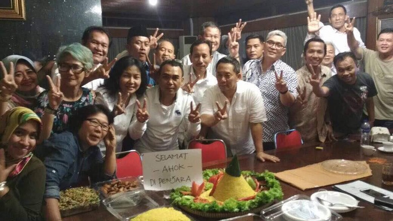 Beredar Foto Syukuran Vonis Ahok, Gerindra DKI: Itu Spontanitas Beredar Foto Syukuran Vonis Ahok, Gerindra DKI: Itu Spontanitas