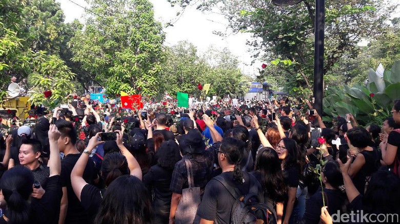 Massa Pro-Ahok Memulai Aksi dengan Acungkan Mawar di Balai Kota Massa Pro-Ahok Memulai Aksi dengan Acungkan Mawar di Balai Kota