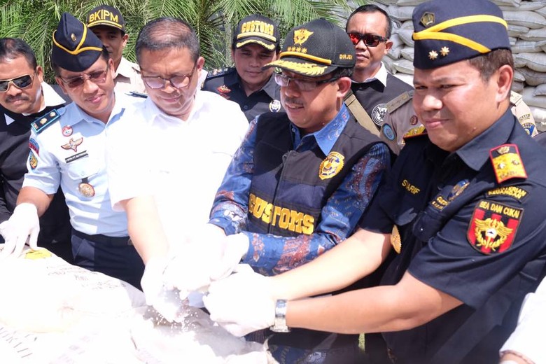 Penyelundupan 63,8 Ton Amonium Nitrat di Laut Bali Digagalkan Penyelundupan 63,8 Ton Amonium Nitrat di Laut Bali Digagalkan