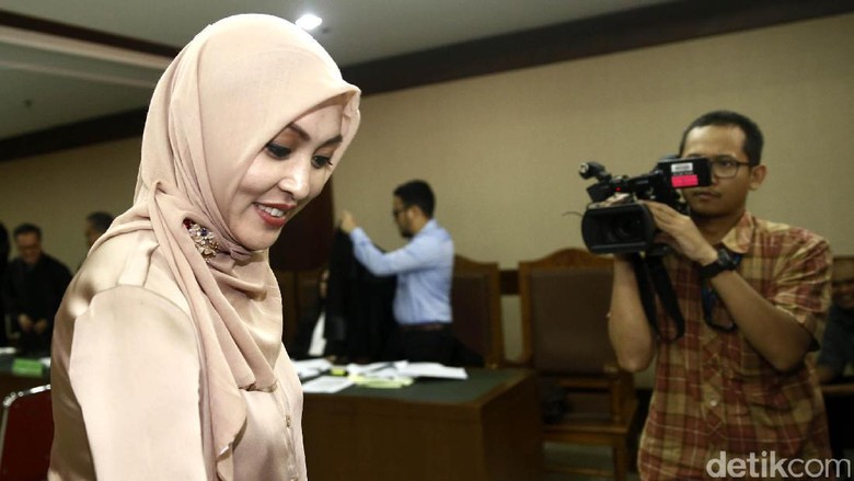Angie dan Lisa akan Dikonfrontasi soal Sidang DPR di Hotel Century Angie dan Lisa akan Dikonfrontasi soal Sidang DPR di Hotel Century