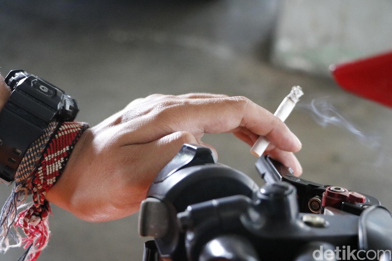 Bara Api Rokok dari Pengendara Bikin Kesal Pengguna Jalan Lain Bara Api Rokok dari Pengendara Bikin Kesal Pengguna Jalan Lain