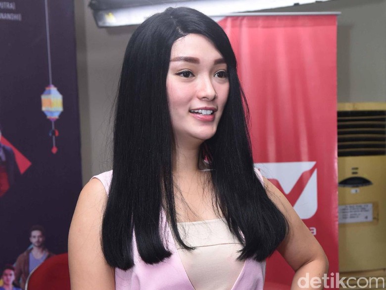 Zaskia Gotik Masih Suka Baper dengan Vicky Prasetyo Zaskia Gotik Masih Suka Baper dengan Vicky Prasetyo
