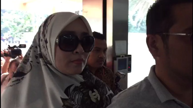 Berkacamata Hitam, Firza Husein Penuhi Panggilan Polisi Berkacamata Hitam, Firza Husein Penuhi Panggilan Polisi