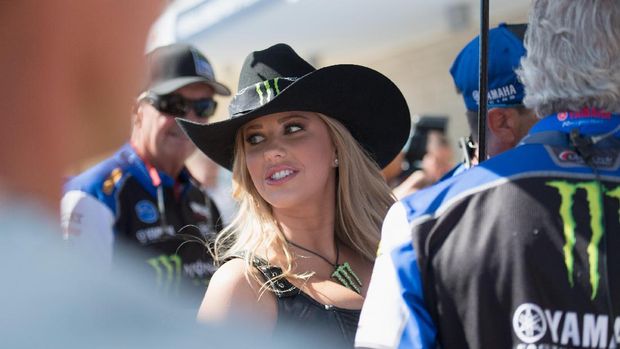 Di Balik Grid Girl yang Menawan di Lintasan
