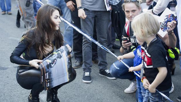 Di Balik Grid Girl yang Menawan di Lintasan