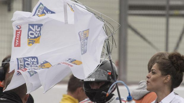 Di Balik Grid Girl yang Menawan di Lintasan