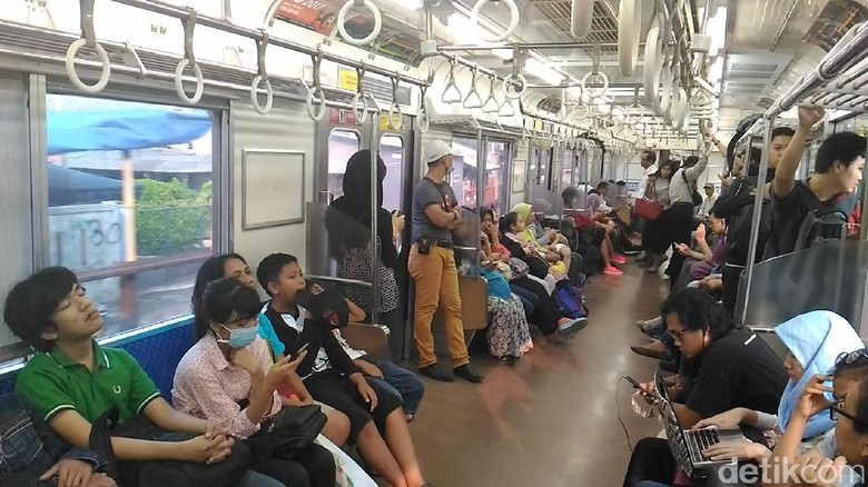 Budayakan Tertib, yang Tak Berhak Jangan Duduki Kursi Prioritas KRL Budayakan Tertib, yang Tak Berhak Jangan Duduki Kursi Prioritas KRL
