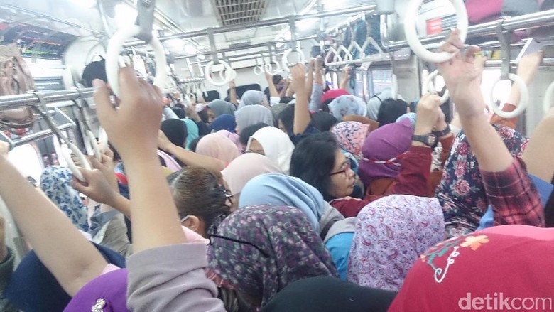 Kenapa Gerbong Wanita KRL Terasa Lebih Ganas? Ini Kata Psikolog Kenapa Gerbong Wanita KRL Terasa Lebih Ganas? Ini Kata Psikolog