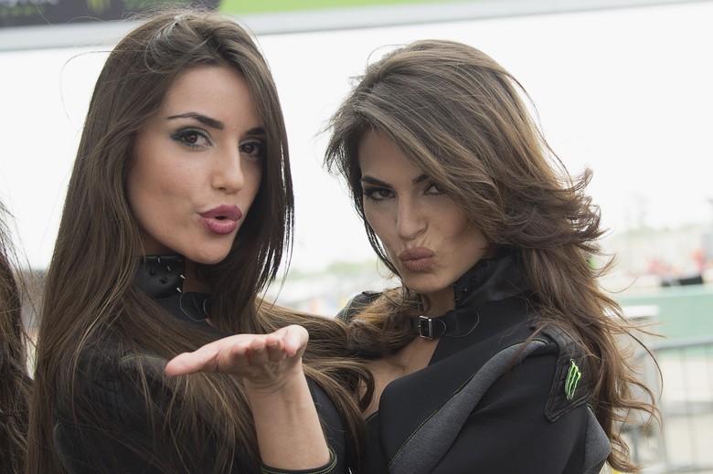 Lewis Hamilton Girang Grid Girl Ada Lagi di F1 Lewis Hamilton Girang Grid Girl Ada Lagi di F1