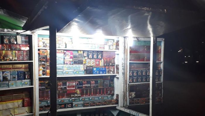 Lapak Obat Kuat Kaki Lima (Foto: Fadhly Fauzi Rachman) Lapak Obat Kuat Kaki Lima (Foto: Fadhly Fauzi Rachman)