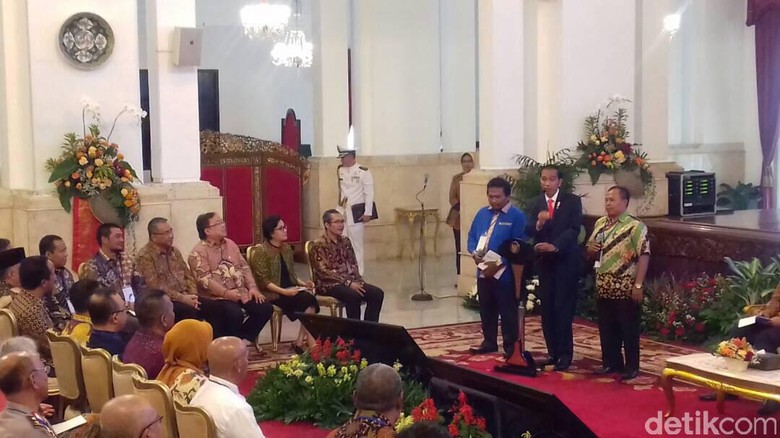 Jokowi ke Para Kades: Saya akan Bawa KPK Cek Keuangan Desa Jokowi ke Para Kades: Saya akan Bawa KPK Cek Keuangan Desa