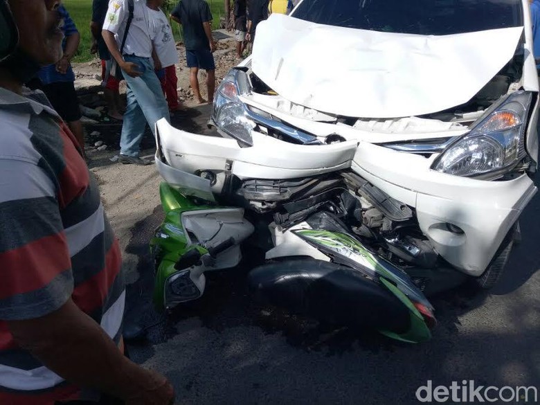 Pelajar SMP Boncengan Tiga Tertabrak Xenia Hingga Kritis Pelajar SMP Boncengan Tiga Tertabrak Xenia Hingga Kritis
