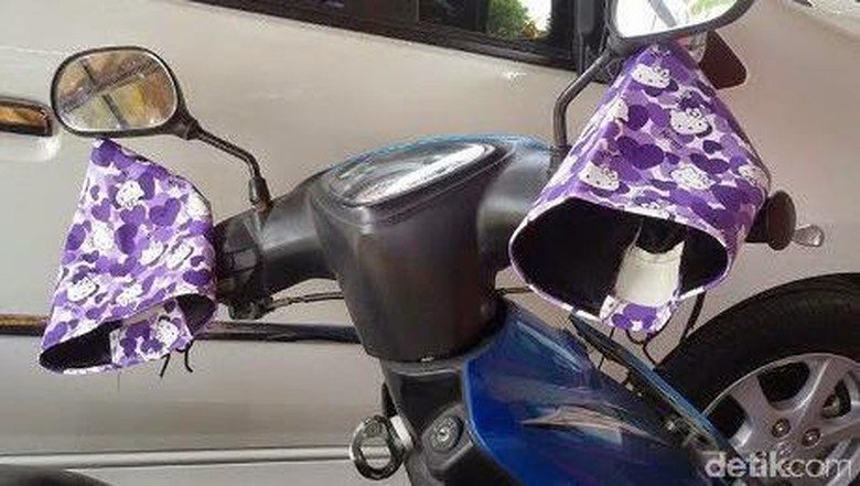 Polisi Minta Biker di Cirebon tidak Pakai Oven Glove Polisi Minta Biker di Cirebon tidak Pakai Oven Glove