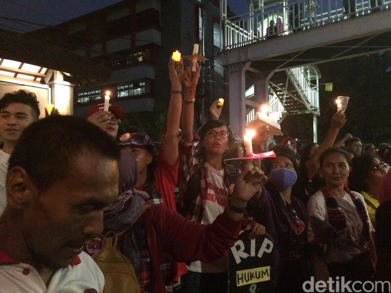 Polisi Kembali Bubarkan Aksi Massa Pro-Ahok di PT DKI Polisi Kembali Bubarkan Aksi Massa Pro-Ahok di PT DKI