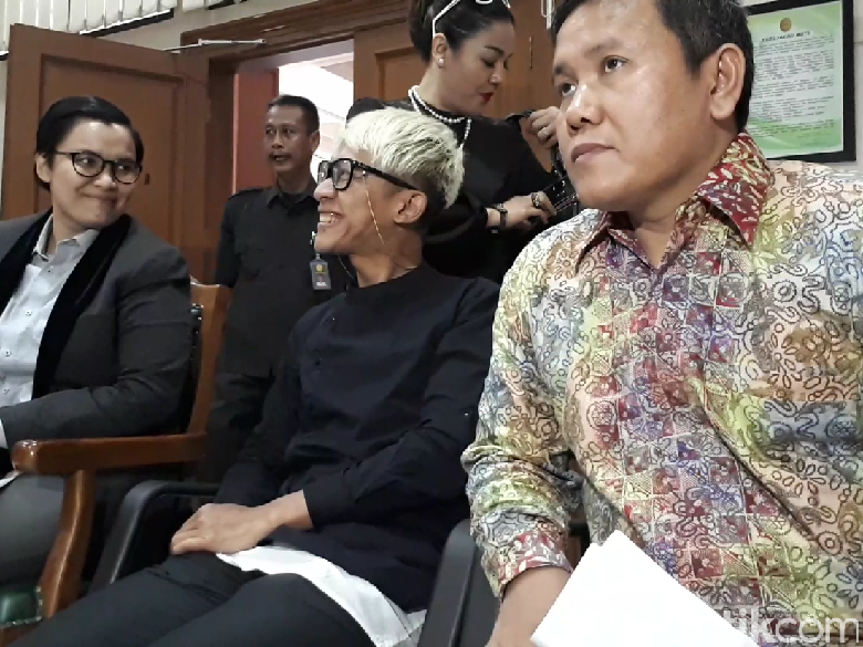 Hadir di Sidang Cerai, Aming Tersenyum Lebar Hadir di Sidang Cerai, Aming Tersenyum Lebar