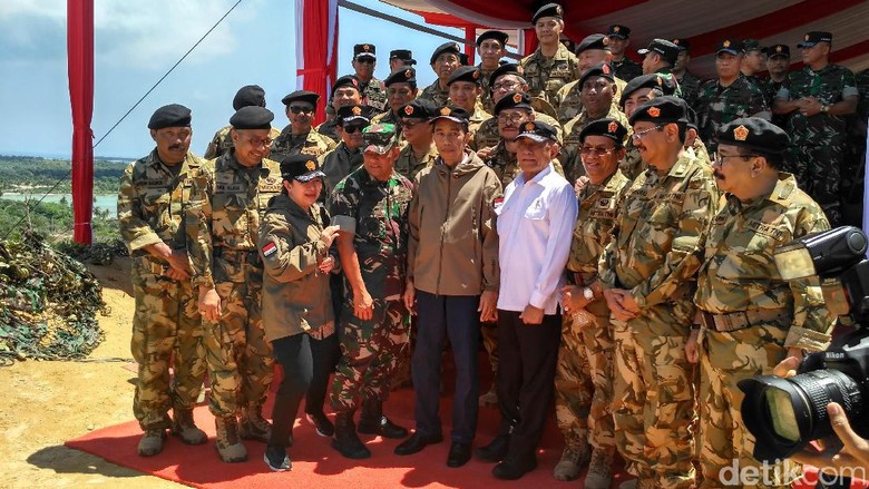 Gaya Para Gubernur Berpakaian Militer di Natuna Gaya Para Gubernur Berpakaian Militer di Natuna
