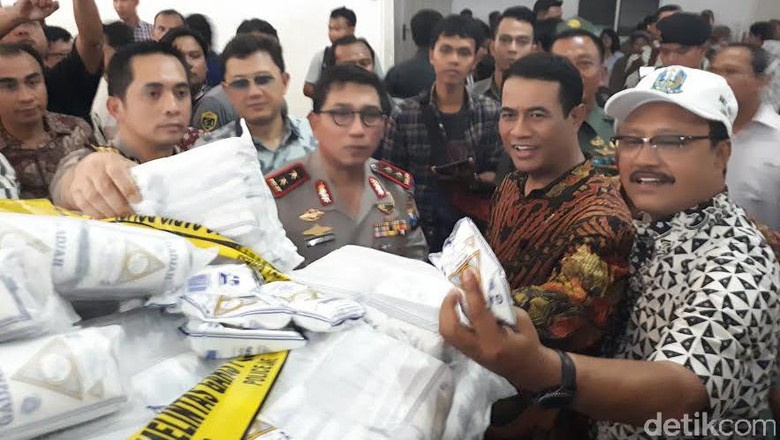 Polda Jatim Segel 116 Ribu Ton Garam Impor dari Australia Polda Jatim Segel 116 Ribu Ton Garam Impor dari Australia