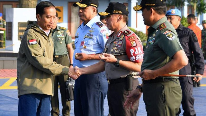 Jokowi Saksikan Latihan Perang TNI di Natuna Jokowi Saksikan Latihan Perang TNI di Natuna