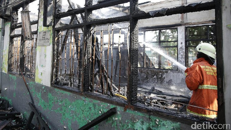Ruangan Terbakar, Stasiun Klender Tak Layani Penumpang hingga Besok Ruangan Terbakar, Stasiun Klender Tak Layani Penumpang hingga Besok