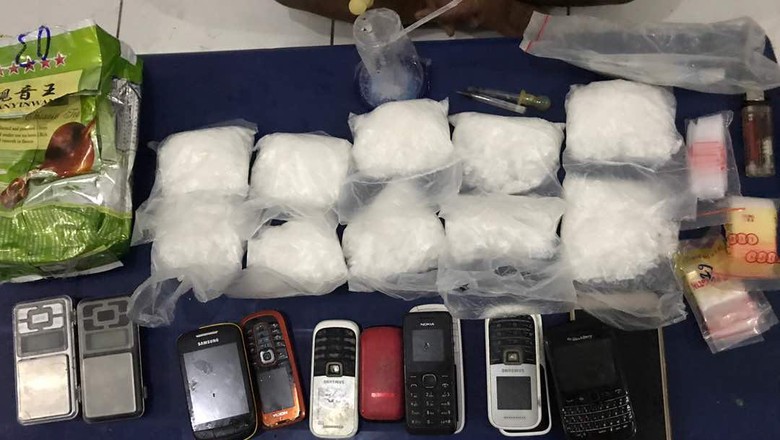 Gerebek Kos-kosan, Polisi Tangkap 2 Pengedar dan Sita 1 kg Sabu Gerebek Kos-kosan, Polisi Tangkap 2 Pengedar dan Sita 1 kg Sabu