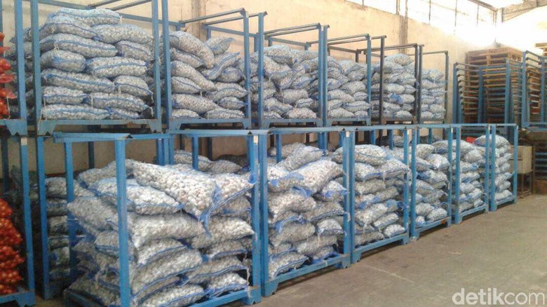 Satgas Pangan Gerebek Gudang Penimbunan Bawang Putih di Medan Satgas Pangan Gerebek Gudang Penimbunan Bawang Putih di Medan