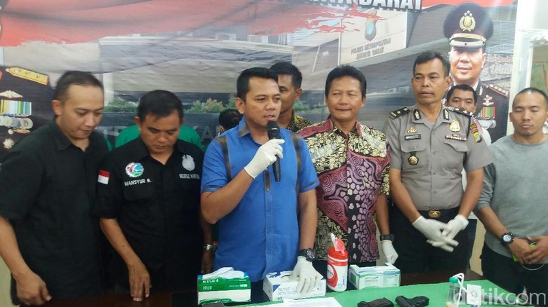 Polisi Gagalkan Pengiriman 7,7 Kg Ganja dari Jakarta ke NTB Polisi Gagalkan Pengiriman 7,7 Kg Ganja dari Jakarta ke NTB