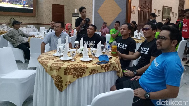 Usai Lari Bareng, Sandiaga Hadiahkan Sepatu OK OCE ke Bima Arya Usai Lari Bareng, Sandiaga Hadiahkan Sepatu OK OCE ke Bima Arya