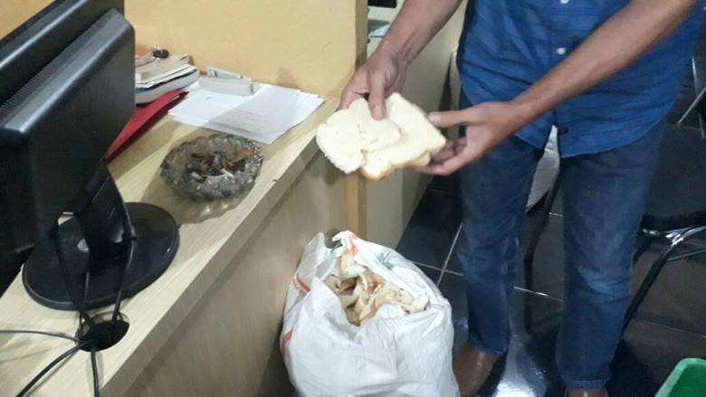 Polisi Gerebek Home Industry Tepung Berbahan Roti Kedaluwarsa Polisi Gerebek Home Industry Tepung Berbahan Roti Kedaluwarsa