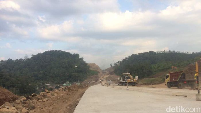 Foto: Tol Batang-Gringsing yang masih fungsional alias darurat (Rivki/detikcom) Foto: Tol Batang-Gringsing yang masih fungsional alias darurat (Rivki/detikcom)