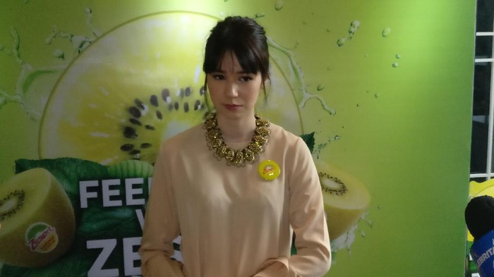 Laura Basuki kaget ketika tahu kolesterolnya tinggi. (Foto: Firdaus Anwar/detikhealth) Laura Basuki kaget ketika tahu kolesterolnya tinggi. (Foto: Firdaus Anwar/detikhealth)
