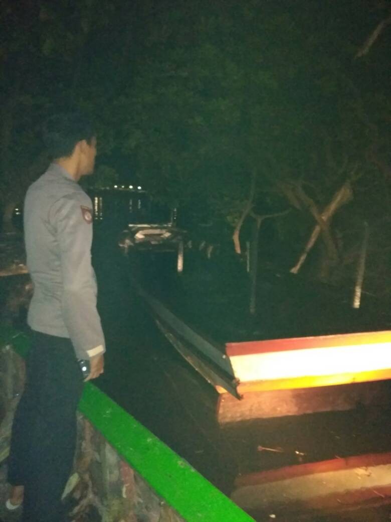 Sebuah Kapal Terbakar Saat Bersandar di Dermaga Pulau Pari Sebuah Kapal Terbakar Saat Bersandar di Dermaga Pulau Pari