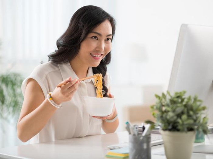 Makan mie instan setiap hari bisa picu penyakit hipertensi. Foto: iStock Makan mie instan setiap hari bisa picu penyakit hipertensi. Foto: iStock