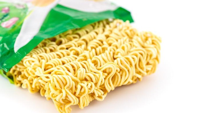 Mi instan memang tidak baik untuk kesehatan bila dikonsumsi rutin. Tetapi banyak beredar informasi keliru terkait hal tersebut. (Foto: iStock) Mi instan memang tidak baik untuk kesehatan bila dikonsumsi rutin. Tetapi banyak beredar informasi keliru terkait hal tersebut. (Foto: iStock)